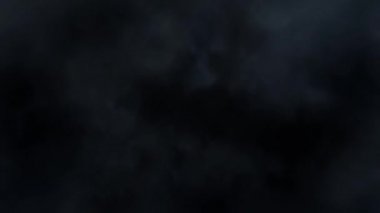 Bulutların ve yıldırımların içinde uçuyor