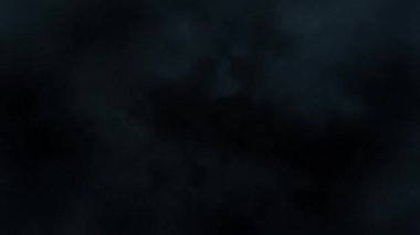 Bulutların ve Yıldırımların Destansı Fırtınası içinde Uçuyor