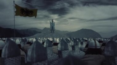 İmparator Şarlman ordusunun önünde duruyor.