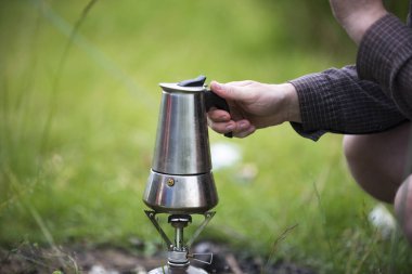 adam piknik kahve hazırlama