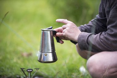 adam piknik kahve hazırlama