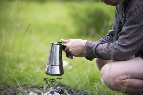 Uomo Preparare Caffè Picnic — Foto Stock