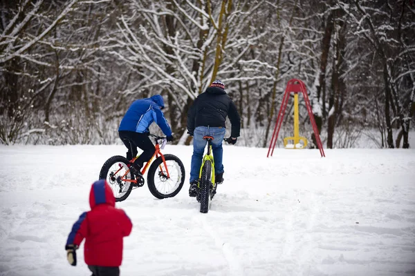 Radfahrer Winter Auf Einem Fahrrad Mit Sehr Breiten Rädern — Stockfoto