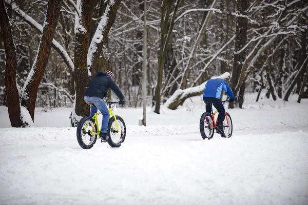 Cycliste Hiver Sur Vélo Roues Très Larges — Photo