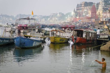 Varanasi, Hindistan, Kasım 2015 Ganj Nehri