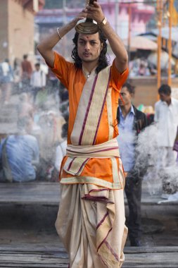 Puja varanasi, Ganj Nehri, Hindistan, Kasım 2015 setin içinde