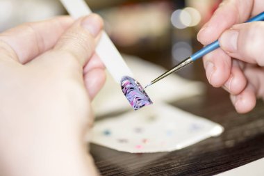 Manikür Master kabin içinde çalışır