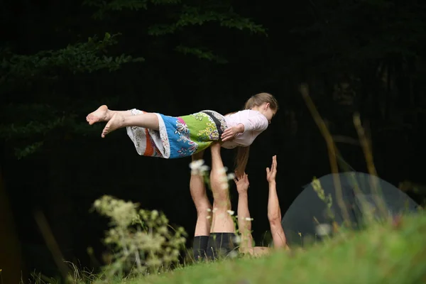 Yoga Vapor Naturaleza Ucrania Terraplén Del Río Dniester Región Ivano —  Fotos de Stock