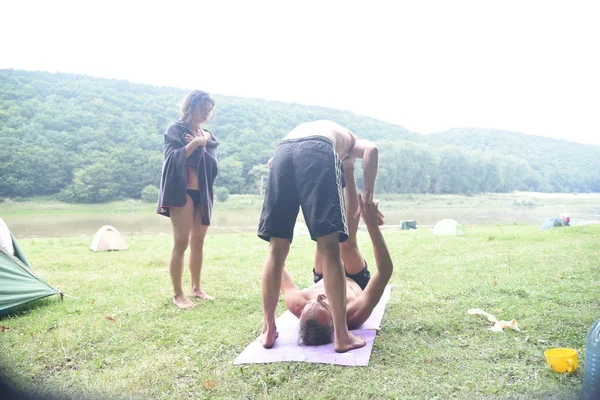 Yoga Vapor Naturaleza Ucrania Terraplén Del Río Dniester Región Ivano —  Fotos de Stock