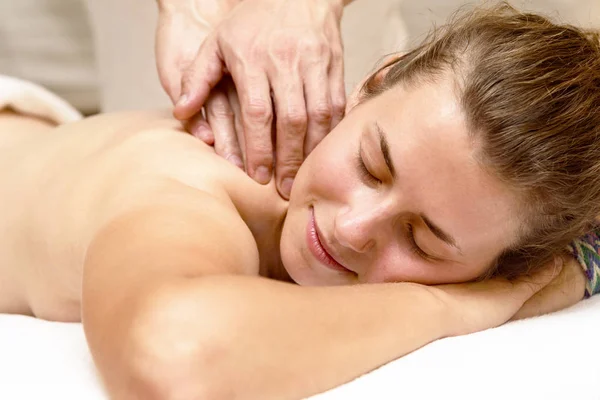 Vacker Flicka Man Gör Massage — Stockfoto