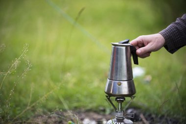 adam piknik kahve hazırlama