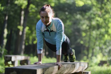 Kız parkta bir spor barına yapıyor