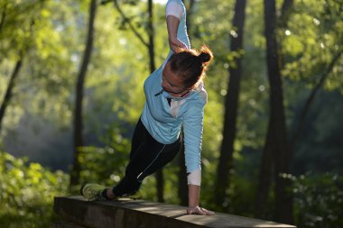 Kız fitness parkta devreye girer