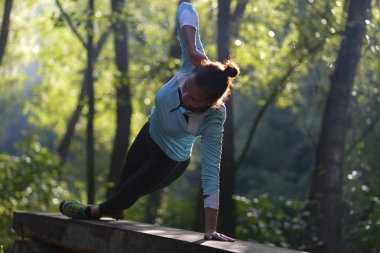 Kız fitness parkta devreye girer