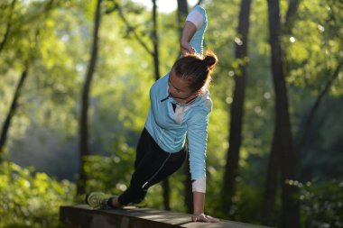 Kız fitness parkta devreye girer