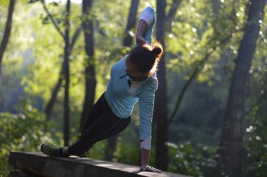 Kız fitness parkta devreye girer