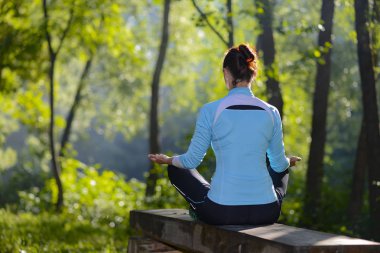 Kız fitness parkta devreye girer