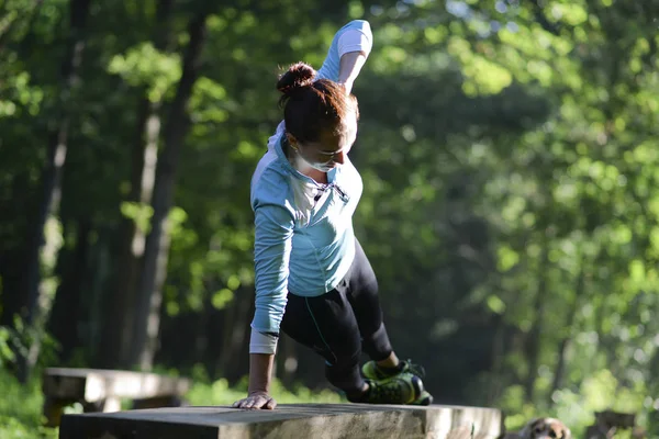 Κορίτσι Κάνει Ένα Αθλητικό Μπαρ Στο Πάρκο — Φωτογραφία Αρχείου