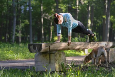 Kız parkta bir spor barına yapıyor