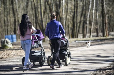 Anne ile bebek arabaları Şehir Parkı