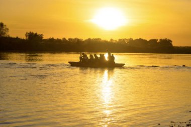 Katamaran nehirde gezi