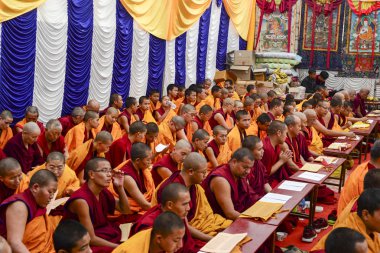 Budist rahipler büyük bir grup tutun Katmandu, Nepal, ortak bir dua Aralık 2017