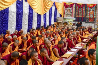 Budist rahipler büyük bir grup tutun Katmandu, Nepal, ortak bir dua Aralık 2017