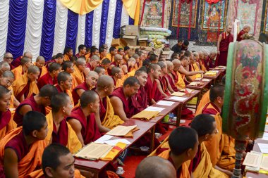 Budist rahipler büyük bir grup tutun Katmandu, Nepal, ortak bir dua Aralık 2017