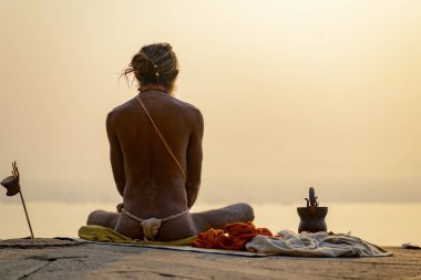 Yogi çete, Varanasi, Hindistan, Kasım 2015 kıyısında