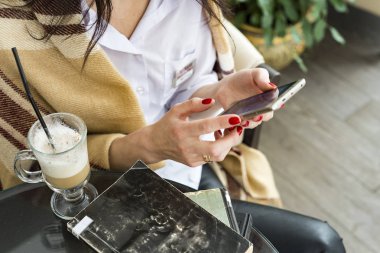 Kız cep telefonuna bakıyor.