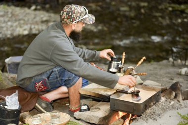 sakallı adam Karpatlar, Ukrayna dağlarda kahve hazırlar. Shipot Falls, Ekim 2016 bölgesi. Yazı işleri