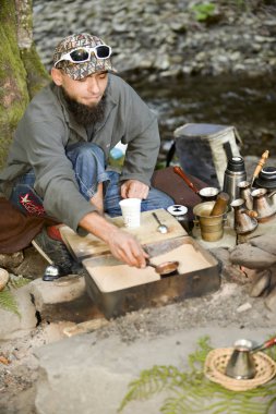 sakallı adam Karpatlar, Ukrayna dağlarda kahve hazırlar. Shipot Falls, Ekim 2016 bölgesi. Yazı işleri