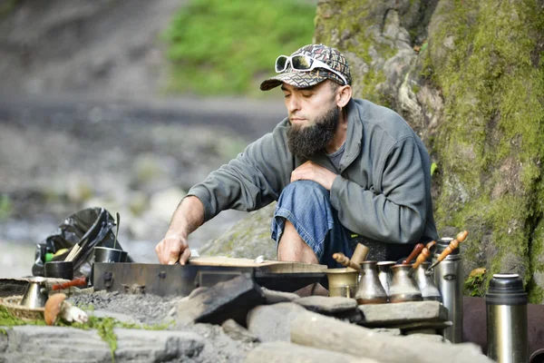 Uomo Barbuto Prepara Caffè Nelle Montagne Dei Carpazi Ucraina Region — Foto Stock