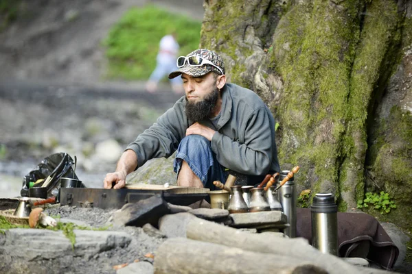 Uomo Barbuto Prepara Caffè Nelle Montagne Dei Carpazi Ucraina Region — Foto Stock