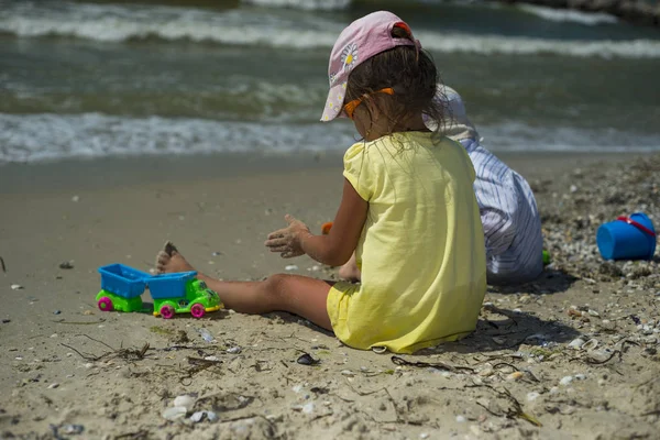 Bambini Giocano Nella Sabbia Sulla Riva Del Mare Ucraina Regione — Foto Stock