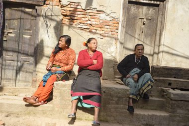 Şehir, Bhaktapur, Nepal, Aralık 2017 dışarıda Nepal kız. Yazı işleri