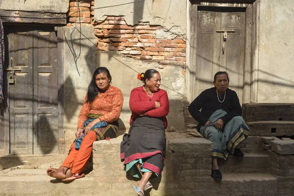 Şehir, Bhaktapur, Nepal, Aralık 2017 dışarıda Nepal kız. Yazı işleri