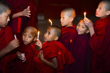 Çocuklar rahipler Budist manastır, Katmandu, Nepal, 2017 Aralık, yazı işleri