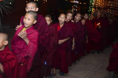 Çocuklar rahipler Budist manastır, Katmandu, Nepal, 2017 Aralık, yazı işleri