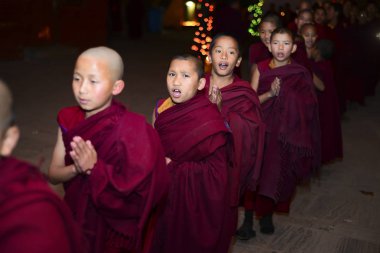 Çocuklar rahipler Budist manastır, Katmandu, Nepal, 2017 Aralık, yazı işleri