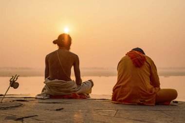 Yoga çete, Varanasi, Hindistan, Kasım 2015, editoryal kıyısında 