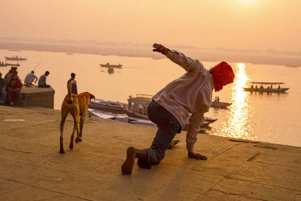 Yoga Orilla Pandilla Varanasi India Noviembre 2015 Editorial — Foto de Stock