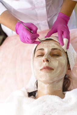 Şevval özçelik güzellik resepsiyonda kıza yüz temizlik yapar