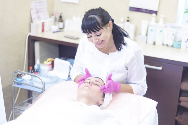 Menina Recepção Esteticista Faz Limpeza Facial — Fotografia de Stock