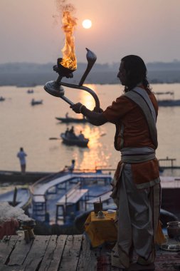 Puja varanasi, Ganj Nehri, Hindistan, Kasım 2015 setin içinde