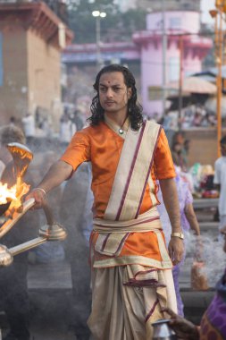 Puja varanasi, Ganj Nehri, Hindistan, Kasım 2015 setin içinde