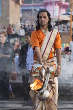 Puja varanasi, Ganj Nehri, Hindistan, Kasım 2015 setin içinde