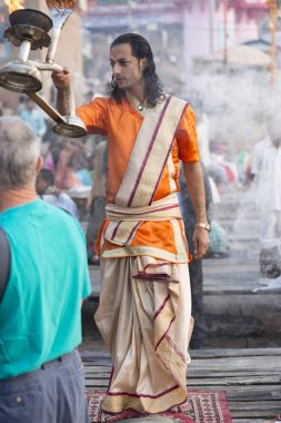 Puja varanasi, Ganj Nehri, Hindistan, Kasım 2015 setin içinde