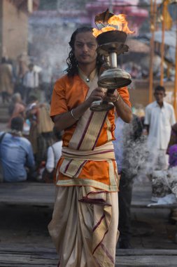 Puja varanasi, Ganj Nehri, Hindistan, Kasım 2015 setin içinde
