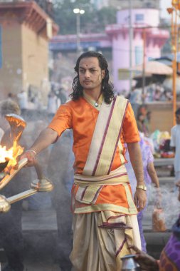 Puja Varanasi, Ganj Hindistan kutsal nehir kıyısında şehir içinde. Kasım 2015